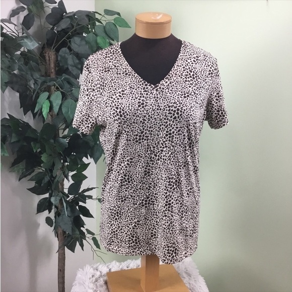 LANDS End Medium short sleeve v neck tee
Thicker weight 
Animal print - Picture 1 of 15